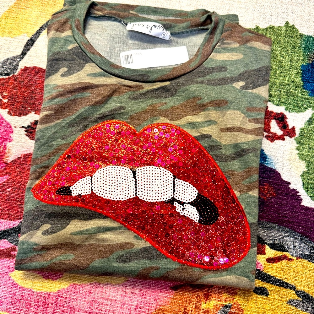 Camo sequence top